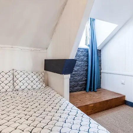 Greeter-bel Au Pied Des Falaises D'etretat Étretat